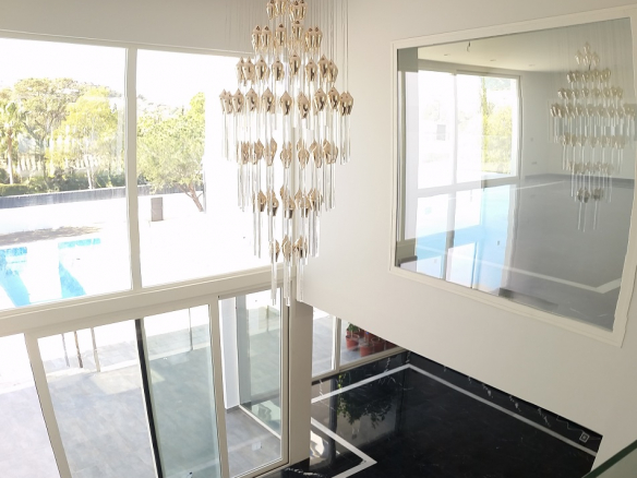 Nueva Andalucia – Modern villa -West facing