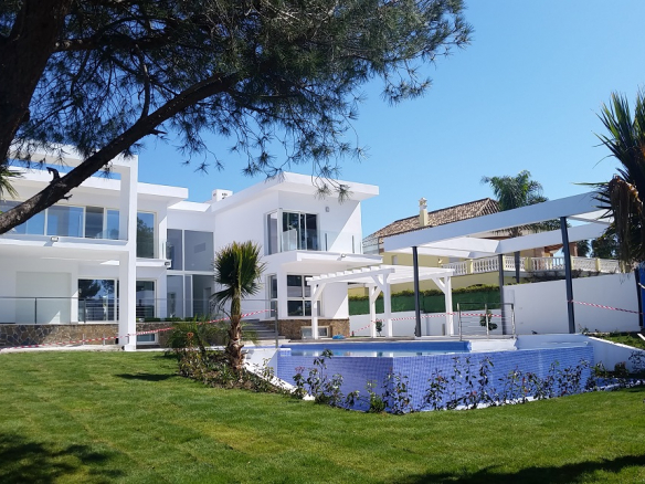 Nueva Andalucia – Modern villa -West facing