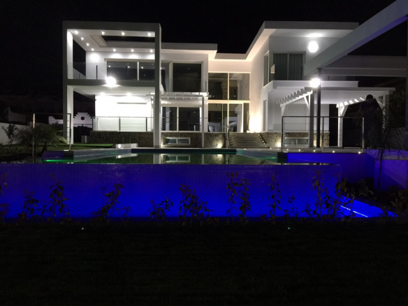 Nueva Andalucia – Modern villa -West facing