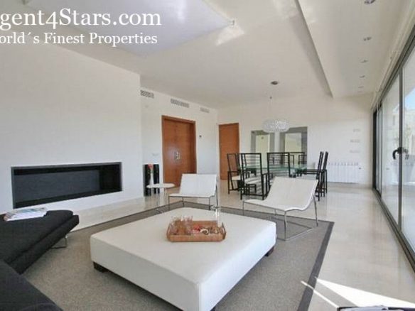 1st line Golf villa with open views Attalaya Estepona