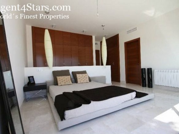 1st line Golf villa with open views Attalaya Estepona