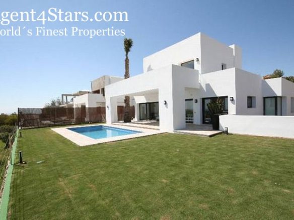 1st line Golf villa with open views Attalaya Estepona