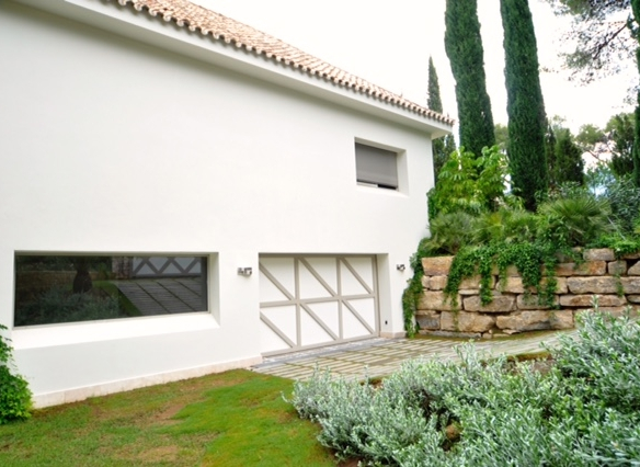 Marbella villa for sale & rent in a private urbanization