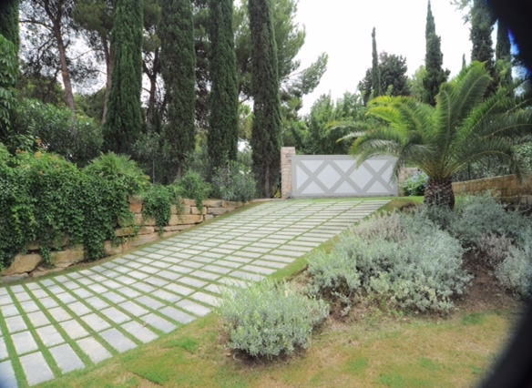 Marbella villa for sale & rent in a private urbanization