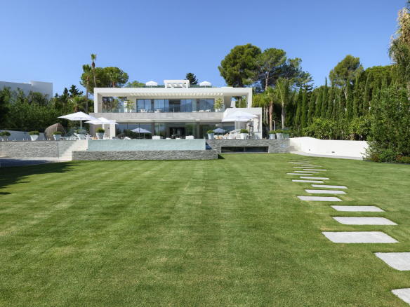 SOLD – LA VILLA – Nueva Andalucia – 9B Modern villa – Panoramic views