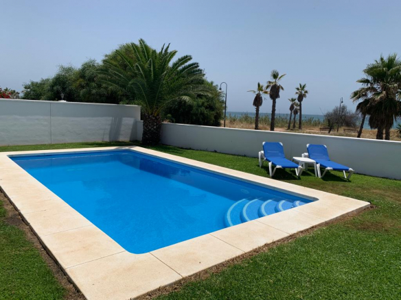 Estepona – Beachfront villa – Sea views – Holiday rental