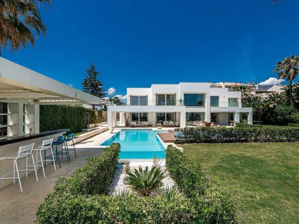 Golden Mile – Modern 7bed Beachfront villa