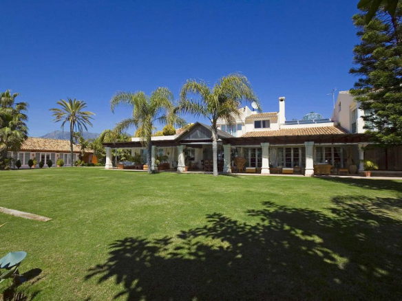 Marbella East – Beachfront Mansion  – For rent