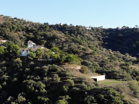 15min behind Puerto Banus fantastic lake Property