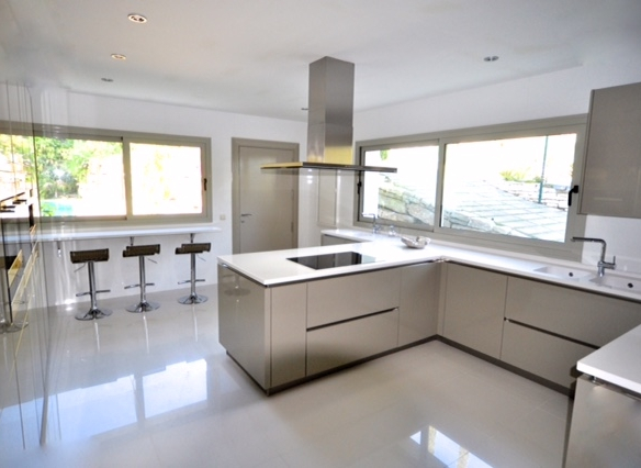 Marbella villa for sale & rent in a private urbanization