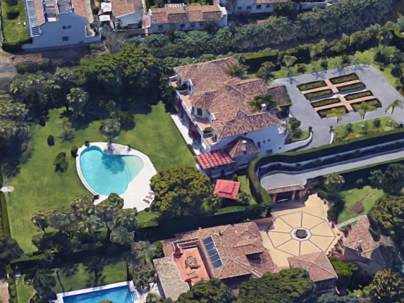 Reduced 🏰 Estepona Beachfront Mansion: A Dream Residence on an Extensive Plot 🌊🌴