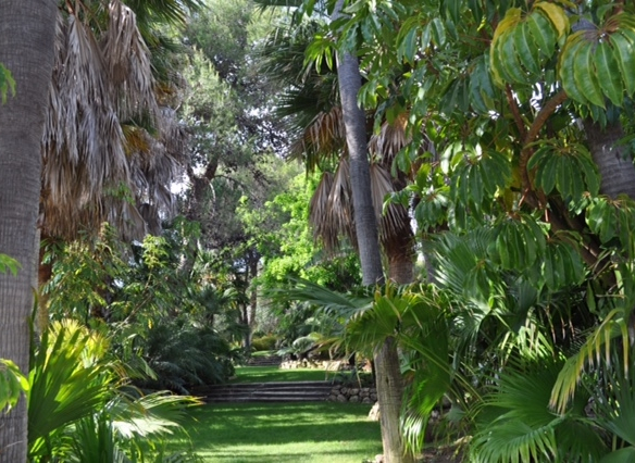 Marbella villa for sale & rent in a private urbanization