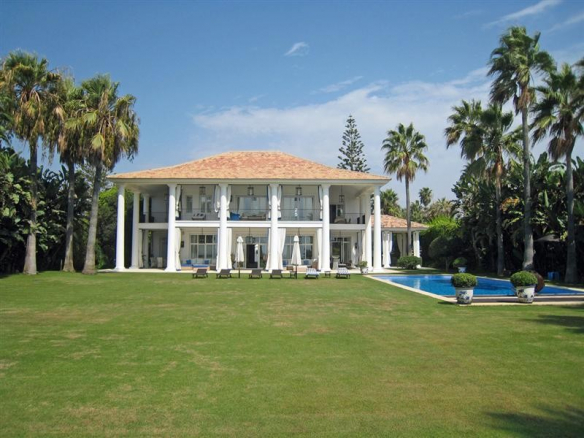 Reduced – Marbella west – Beachfront Villa for sale & rent