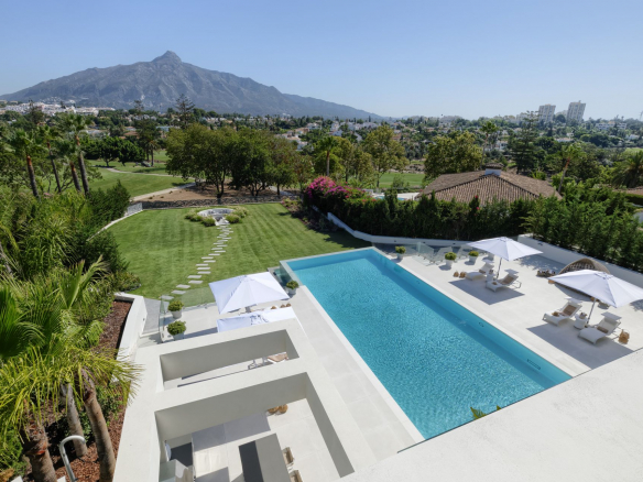 SOLD – LA VILLA – Nueva Andalucia – 9B Modern villa – Panoramic views