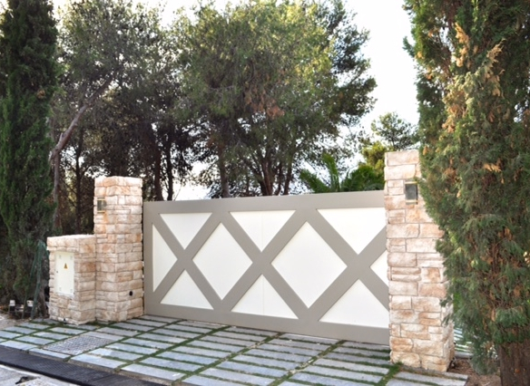 Marbella villa for sale & rent in a private urbanization