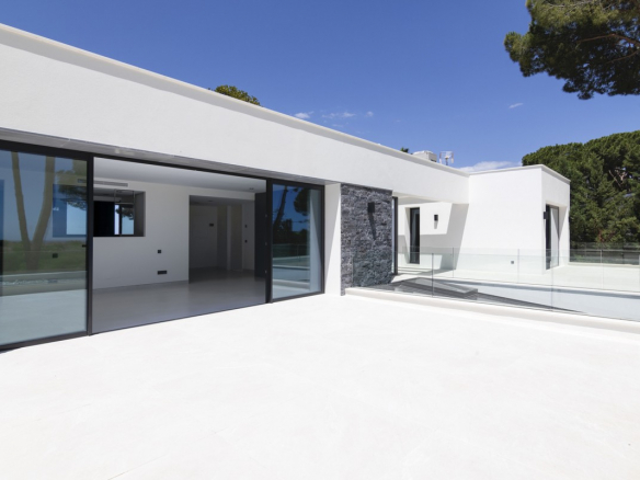 Beach villa – Marbella East 6bedroom modern villa for sale