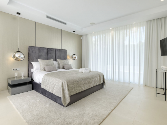 SOLD – LA VILLA – Nueva Andalucia – 9B Modern villa – Panoramic views