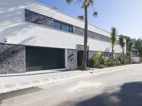 Beach villa – Marbella East 6bedroom modern villa for sale