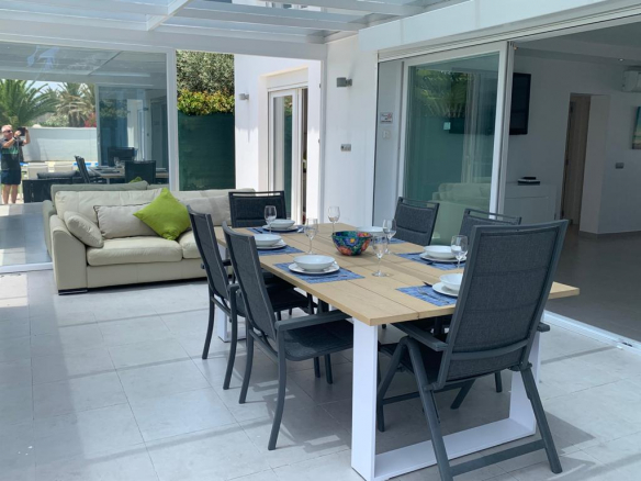 Estepona – Beachfront villa – Sea views – Holiday rental
