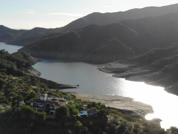 15min behind Puerto Banus fantastic lake Property