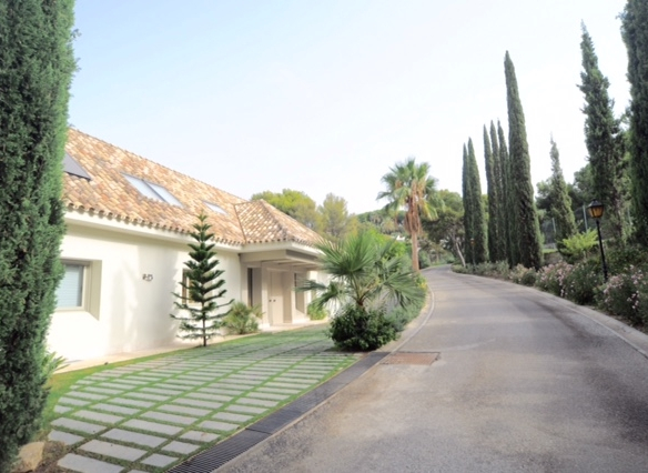 Marbella villa for sale & rent in a private urbanization