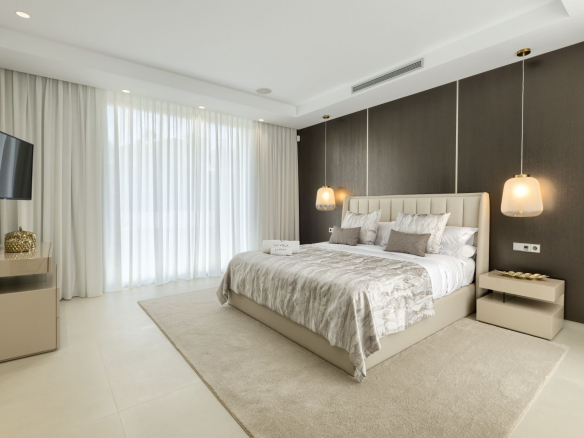 SOLD – LA VILLA – Nueva Andalucia – 9B Modern villa – Panoramic views