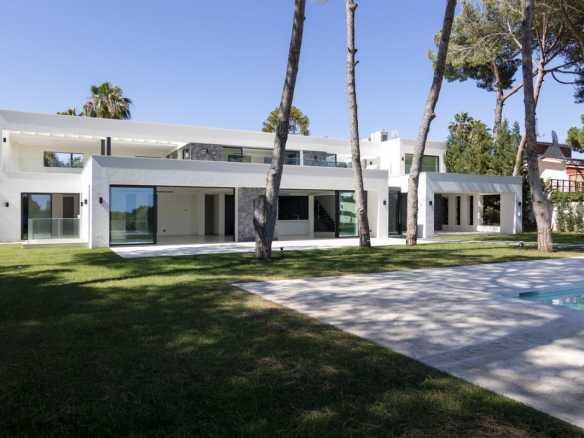 Beach villa – Marbella East 6bedroom modern villa for sale