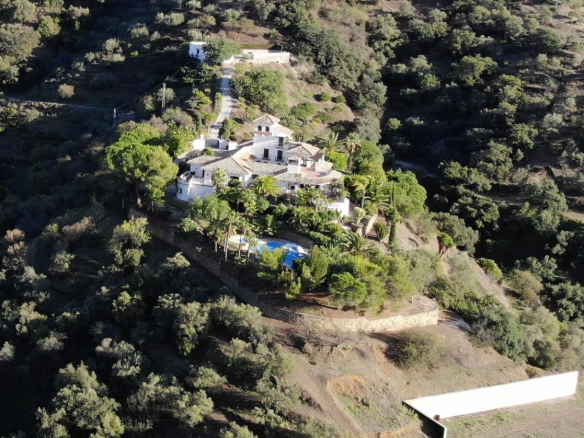 15min behind Puerto Banus fantastic lake Property