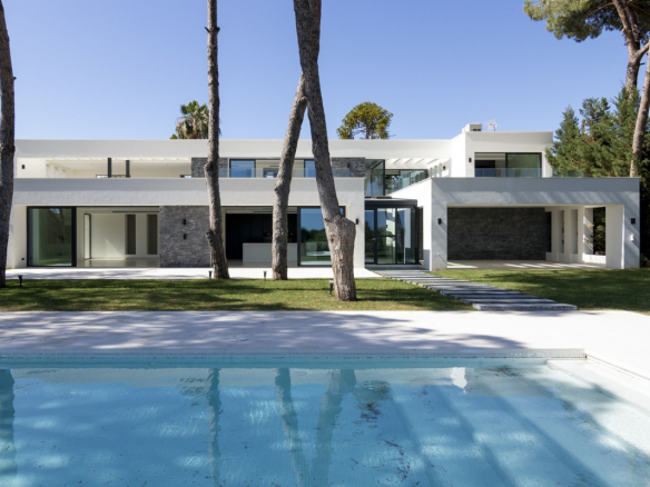 Beach villa – Marbella East 6bedroom modern villa for sale