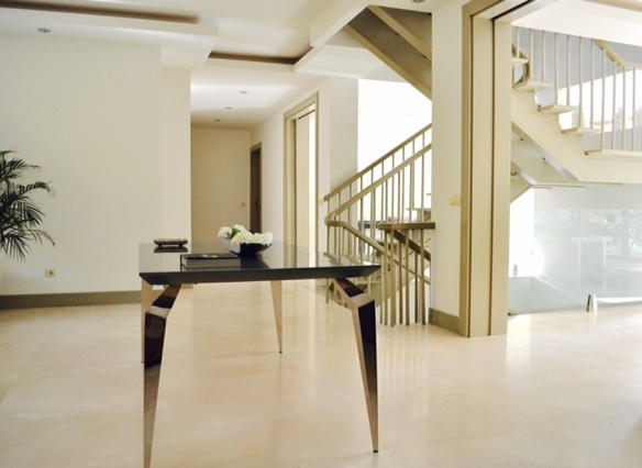Marbella villa for sale & rent in a private urbanization