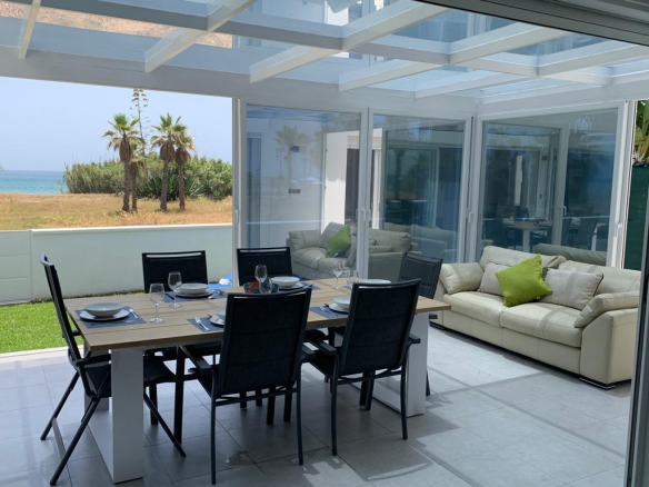 Estepona – Beachfront villa – Sea views – Holiday rental