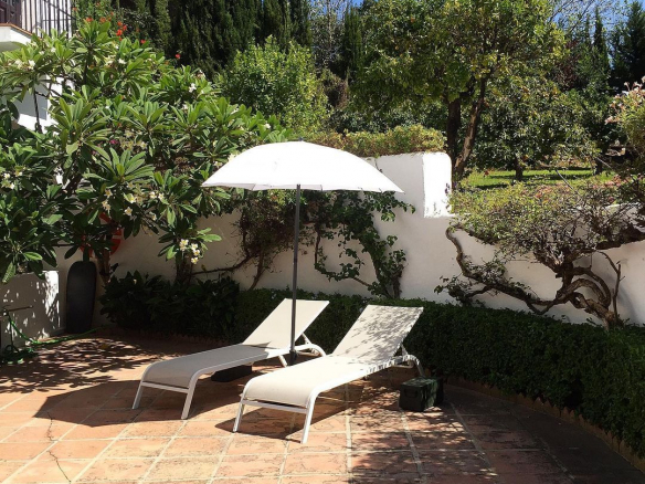 🏨 Boutique Hotel for Sale in Estepona – Short Distance to Town 🏖️🌴