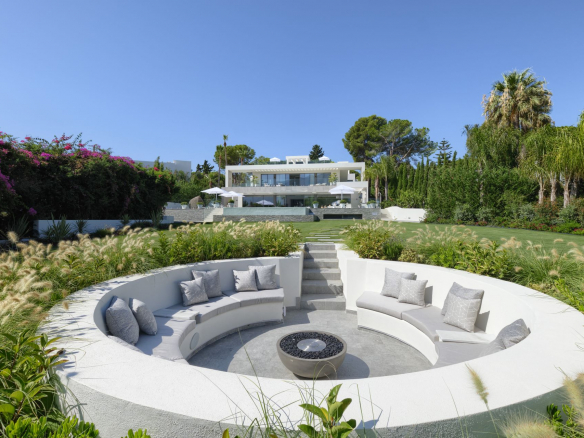SOLD – LA VILLA – Nueva Andalucia – 9B Modern villa – Panoramic views