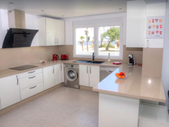Estepona – Beachfront villa – Sea views – Holiday rental