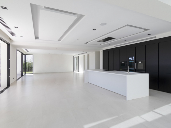 Beach villa – Marbella East 6bedroom modern villa for sale
