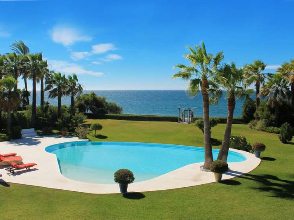 Reduced 🏰 Estepona Beachfront Mansion: A Dream Residence on an Extensive Plot 🌊🌴