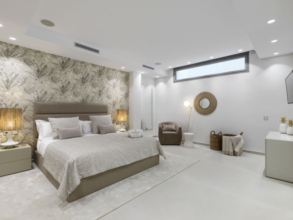 SOLD – LA VILLA – Nueva Andalucia – 9B Modern villa – Panoramic views