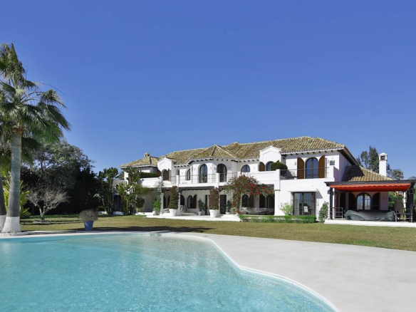 Reduced 🏰 Estepona Beachfront Mansion: A Dream Residence on an Extensive Plot 🌊🌴