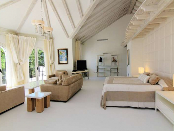 Reduced 🏰 Estepona Beachfront Mansion: A Dream Residence on an Extensive Plot 🌊🌴