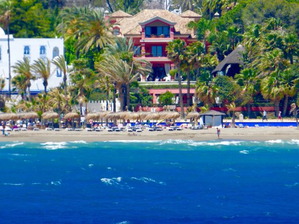 Golden mile (Marbella) – Palatial Mansion- 1st line Beach – For rent – Sleeps 26