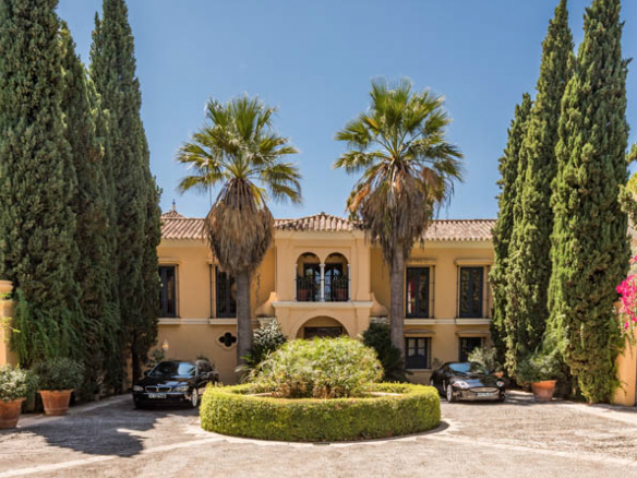 EL MADRONAL Mansion on 20.000m2 plot.Tennis court