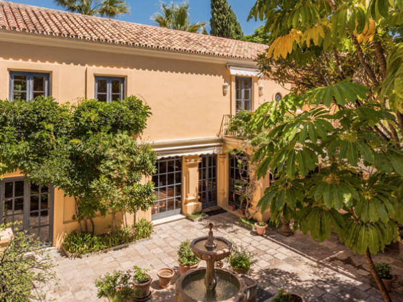 EL MADRONAL Mansion on 20.000m2 plot.Tennis court