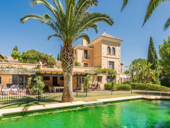 EL MADRONAL Mansion on 20.000m2 plot.Tennis court