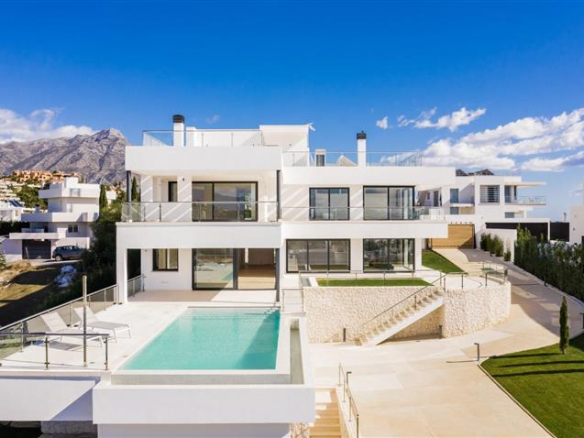 SOLD – Nueva Andalucia – Modern villa – Sea Views