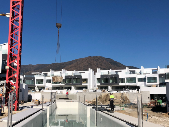 Estepona Beach – 50  Townhouses of 3, 4 & 5 bedrooms