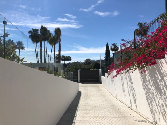 SOLD   – Nueva Andalucia – Modern 6B villa – Panoramic views 🌟