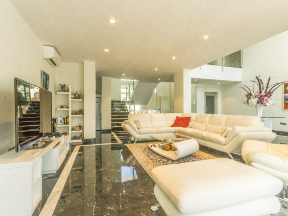 Nueva Andalucia – Modern villa -West facing