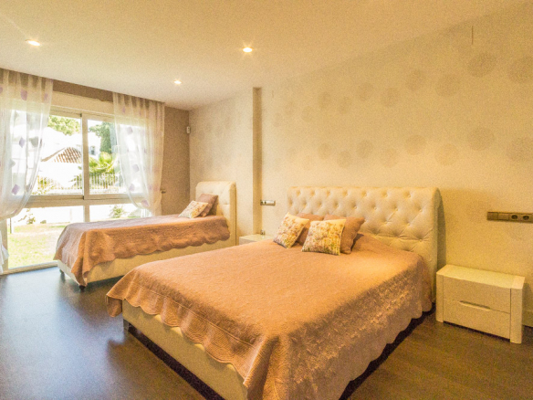 Nueva Andalucia – Modern villa -West facing