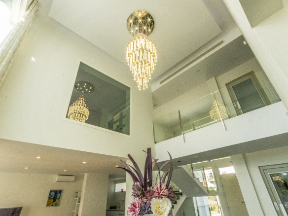 Nueva Andalucia – Modern villa -West facing