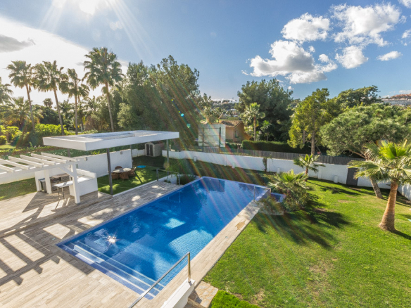 Nueva Andalucia – Modern villa -West facing